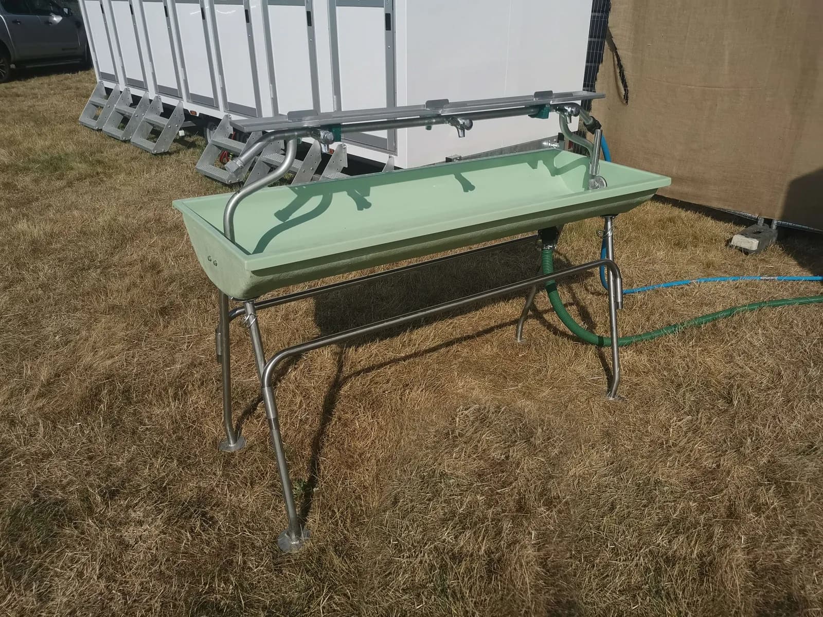 Portable field sink handwashing station for events and country shows